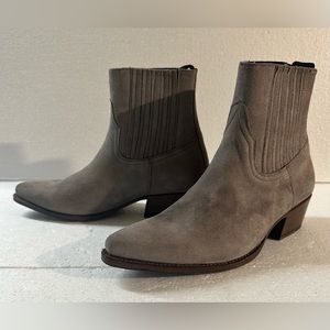 VITTORIO RICCI MISSION 1.1 TAUPE CALF SUEDE FINGER-GORE BOOTIE Size 7 US.